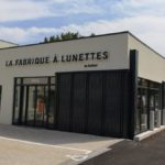Insignia-Enseigne - La Fabrique à Lunette à Bourg-st-Andéol - Lettres rétro-éclairées - Angle de Façade Arrière