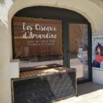 Insignia-Enseigne - Les Ciseaux D-Amandine - Vitrophanie sur vitrine et porte d'entrée