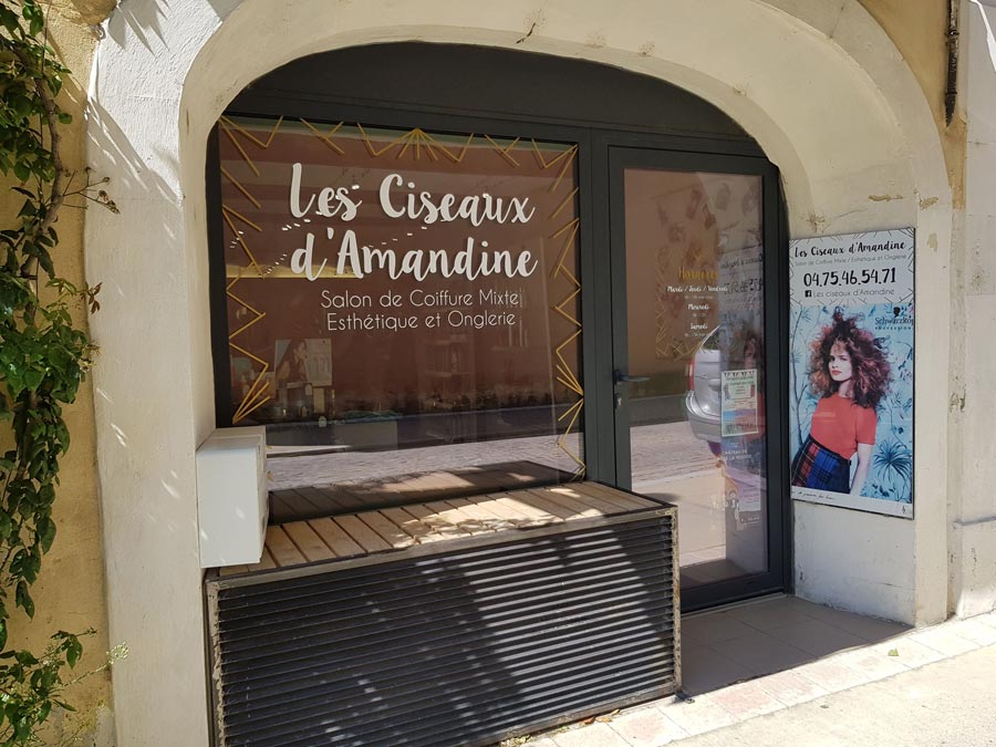 Insignia-Enseigne - Les Ciseaux D-Amandine - Vitrophanie sur vitrine et porte d'entrée