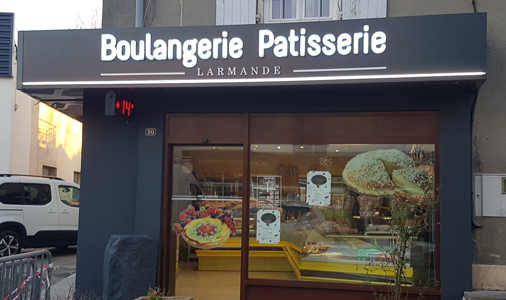 Insignia-Enseigne-facade-cote-droit-boulangerie-larmande