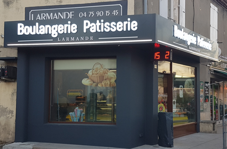 Insignia-Enseigne-habillage--facade-complete-boulangerie-larmande