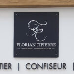 Insignia-Enseigne-chocolatier-cipierre-florian-logo-facade